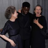 Schauspielerglück: Yuh-Jung Youn (l.), bekam den Oscar als beste Nebendarstellerin in "Minari", Daniel Kaluuya wurde als bester Nebendarsteller in "Judas and the Black Messiah" ausgezeichnet - und Frances McDormand bekam bereits ihren dritten Oscar als beste Hauptdarstellerin. Nach den Preisen für "Fargo" (1997) und "Three Billboards Outside Ebbing, Missouri" (2018) wurde sie nun für "Nomadland" ausgezeichnet. Nicht anwesend ist Antony Hopkins, der in Abwesenheit den Oscar  als bester Hauptdarsteller für "The Father" bekam.