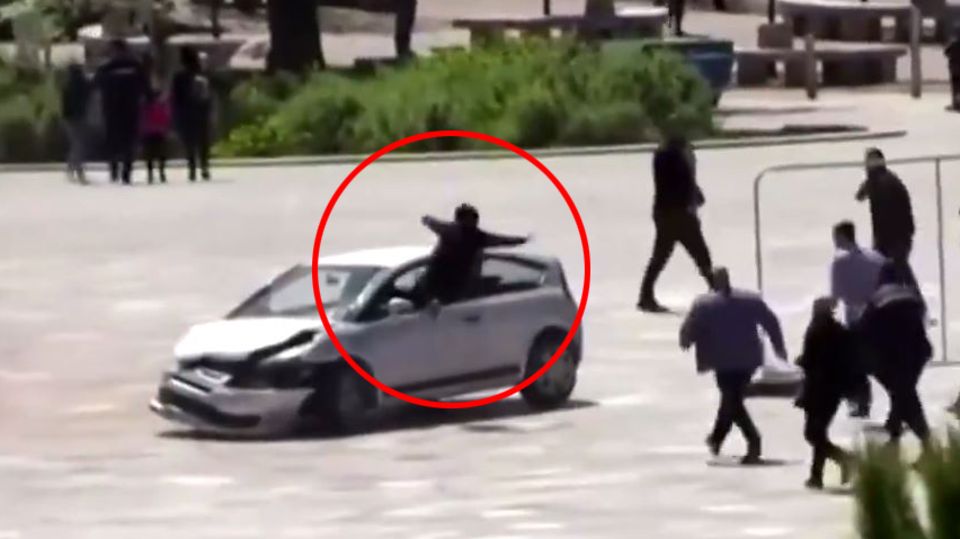 Fernsehkameras hielten die Szene in Albaniens Hauptstadt Tirana fest