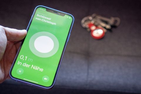 Das iPhone erkennt das AirTag im Hintergrund auf wenige Zentimeter genau.