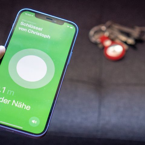 Das iPhone erkennt das AirTag im Hintergrund auf wenige Zentimeter genau.