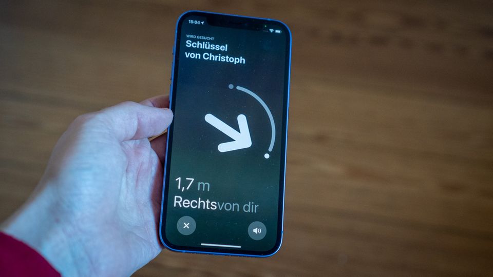 Das Smartphone navigiert einen mit Hilfe von Richtungsangaben, Sounds und haptischem Feedback zum verlorenen Objekt Das Smartphone navigiert einen mit Hilfe von Richtungsangaben, Sounds und haptischem Feedback zum verlorenen Objekt