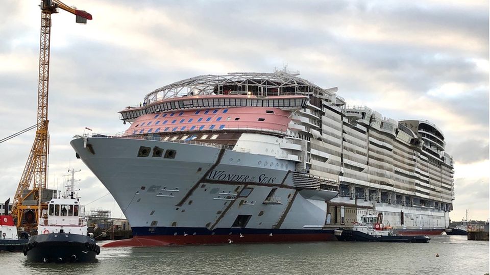 Bild 1 von 10 der Fotostrecke zum Klicken:  Die "Wonder of the Seas" wird auf der Werft Chantiers de l'Atlantique in Saint-Nazaire in Frankreich gebaut.