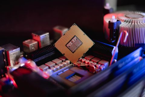 Prozessor-Rangliste: Eine CPU steht vor ihrem Sockel.