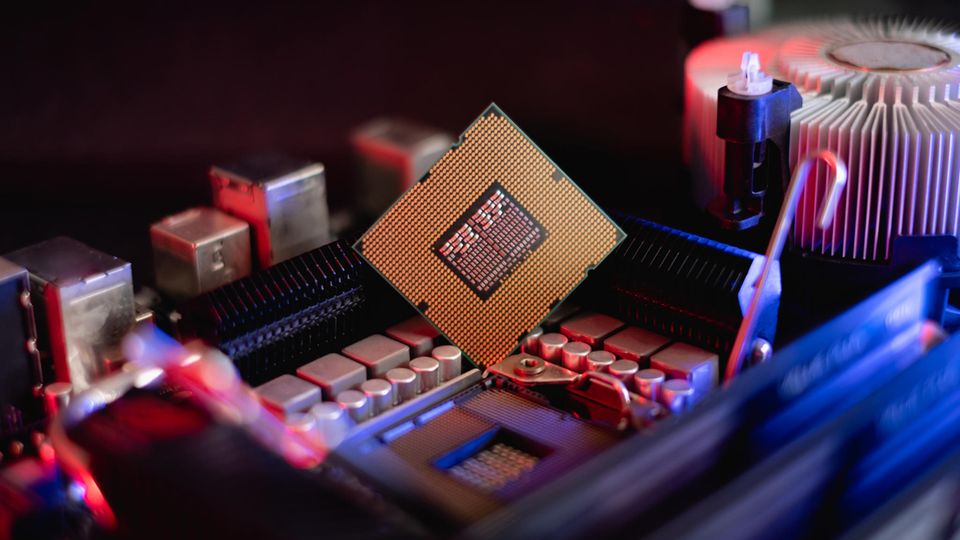Prozessor Rangliste: Eine CPU steht vor ihrem Sockel.