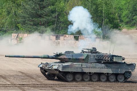 Bei einer Vorführung der Very High Readiness Joint Task Force (VJTF) fährt ein Kampfpanzer Leopard 2 auf einem Übungsfeld