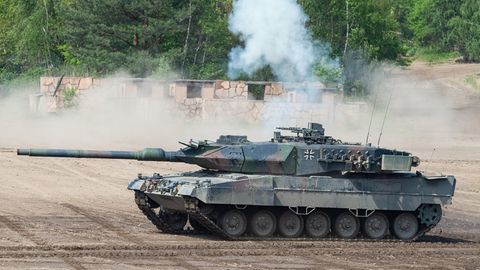 Bei einer Vorführung der Very High Readiness Joint Task Force (VJTF) fährt ein Kampfpanzer Leopard 2 auf einem Übungsfeld