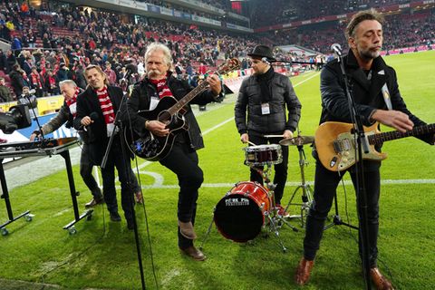 De Höhner mit Sänger Henning Krautmacher (Mitte) und Gitarrist Joost Vergoossen im November 2019 im Müngersdorfer Stadion.