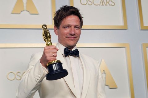 Der Regisseur Thomas Vinterberg mit seinem Oscar