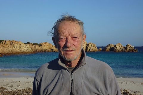 Mauro Morandi steht am Strand der Insel Budelli