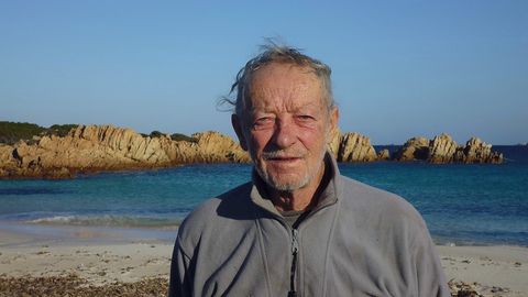 Mauro Morandi steht am Strand der Insel Budelli