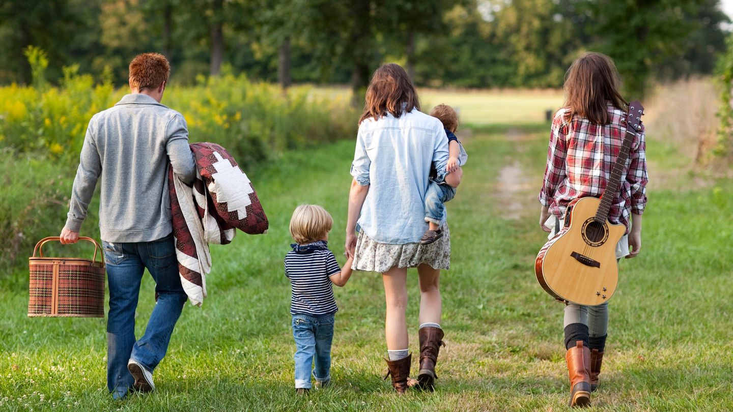 Familie in einem ländlichen Feld.