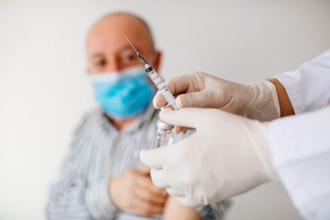Mann wird gegen Corona geimpft