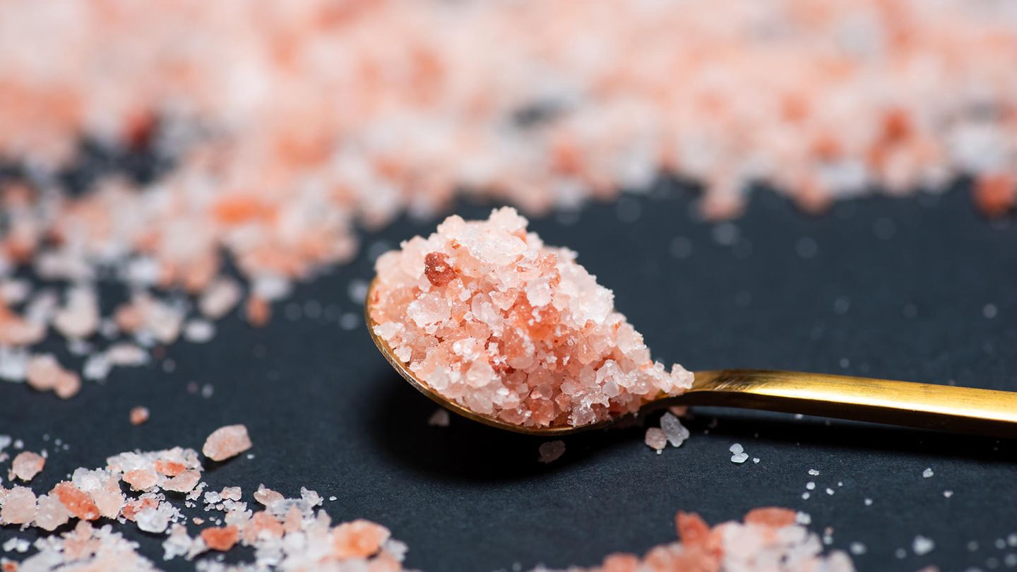 Salze: Wadenkrämpfe entstehen häufig durch einen Mangel an Mineralstoffen wie Natrium, Kalium, Kalzium und Magnesium. Sie sind im Körperwasser als Elektrolyte gelöst. Sie spielen für die Muskelaktivität eine große Rolle. Wer nicht ausreichend mit Mineralstoffen versorgt ist, leidet daher häufiger unter Muskelkrämpfen. Schnelle Hilfe bieten auch isotonische Getränke wie alkoholfreies Bier mit einer Prise Salz.