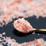 Salze: Wadenkrämpfe entstehen häufig durch einen Mangel an Mineralstoffen wie Natrium, Kalium, Kalzium und Magnesium. Sie sind im Körperwasser als Elektrolyte gelöst. Sie spielen für die Muskelaktivität eine große Rolle. Wer nicht ausreichend mit Mineralstoffen versorgt ist, leidet daher häufiger unter Muskelkrämpfen. Schnelle Hilfe bieten auch isotonische Getränke wie alkoholfreies Bier mit einer Prise Salz.