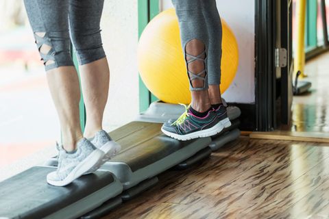 Bewegung: Bei einem akuten Krampf hilft am besten Bewegung. Ein kurzes Stück gehen, löst den Krampf schon ein wenig. Wer viel im Alltag sitzt, sollte auch darauf achten, sich regelmäßig zu bewegen.