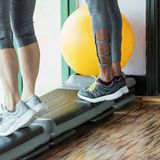 Bewegung: Bei einem akuten Krampf hilft am besten Bewegung. Ein kurzes Stück gehen, löst den Krampf schon ein wenig. Wer viel im Alltag sitzt, sollte auch darauf achten, sich regelmäßig zu bewegen.