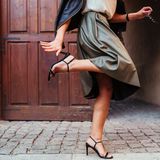 Falsches Schuhwerk: Wer falsche oder sehr hohe Schuhe trägt, sorgt damit für eine Überanstrengung der Muskulatur. Auch eine Fehlstellung der Füße kann zu Krämpfen führen.