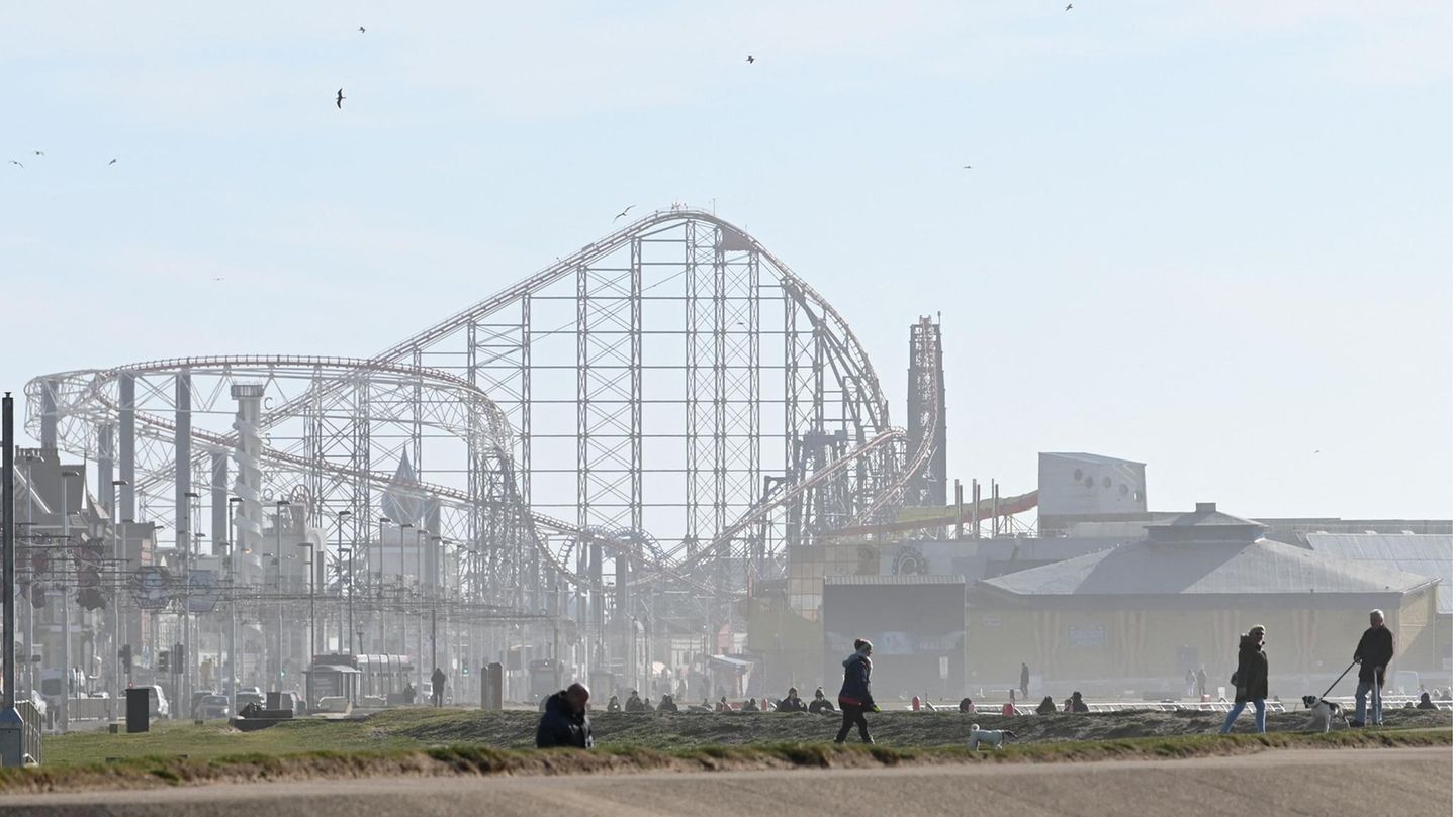 Die Achterbahn an der Küste der britischen Stadt Blackpool