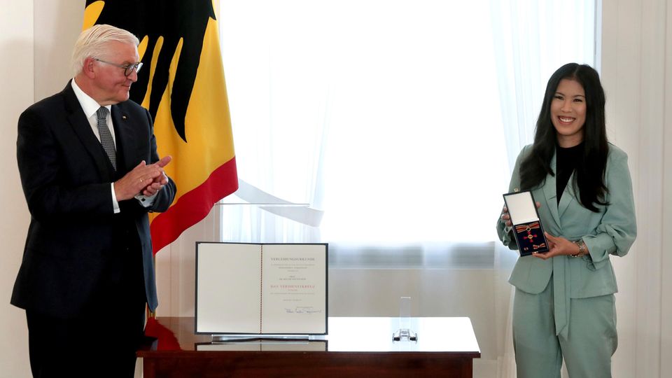 Anfang Oktober 2020 erhält Mai Thi Nguyen-Kim von Bundespräsident Frank-Walter Steinemeier das Bundesverdienstkreuz am Bande. Ihre wenige Monate alte Tochter hatte die promovierte Chemikerin zur Zeremonie im Berliner Schloss Bellevue mitgebracht.