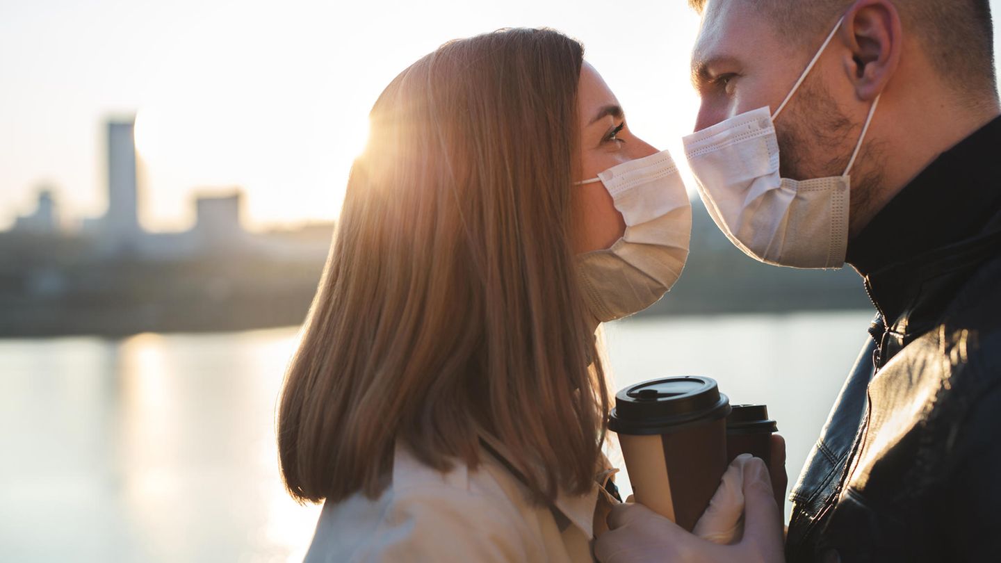 Corona-Dating Corona-Dating: Paar küsst sich mit Mundschutz