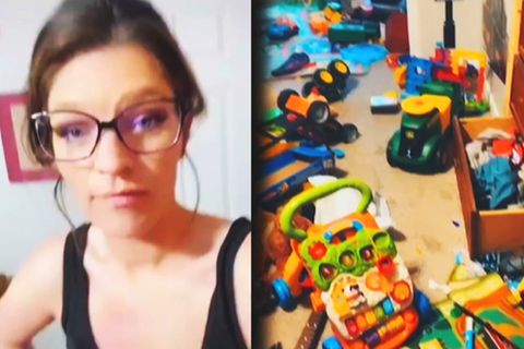 Frau steht neben zahlreichen Spielzeugen
