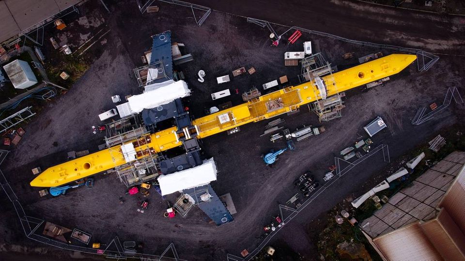 Auf der Werft erinnert die Turbinen-Boje an ein Raumschiff.