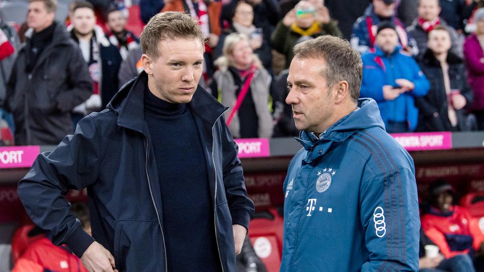 Trainer Hansi Flick vom FC Bayern München (r) und Trainer Julian Nagelsmann von Leipzig begrüßen sich vor Spielbeginn