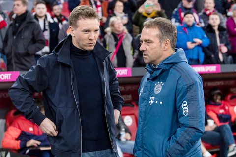 Trainer Hansi Flick vom FC Bayern München (r) und Trainer Julian Nagelsmann von Leipzig begrüßen sich vor Spielbeginn