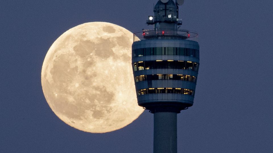 Spektakuläre Bilder: Er kam der Erde nah wie selten: "Supermond" erhellte die Nacht "Supermond" hinter dem Stuttgarter Fernsehturm