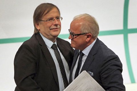 Vor zwei Jahren gratulierte DFB-Vize Rainer Koch (l.) ganz brav dem frisch gewählten Präsidenten Fritz Keller