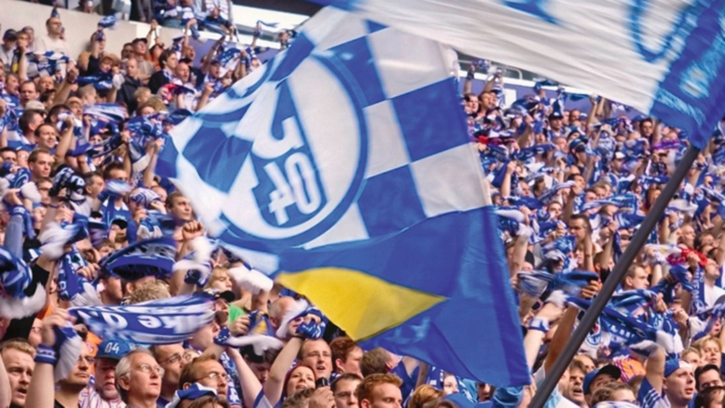 Fans im Stadion von Schalke 04 Fans im Stadion von Schalke 04