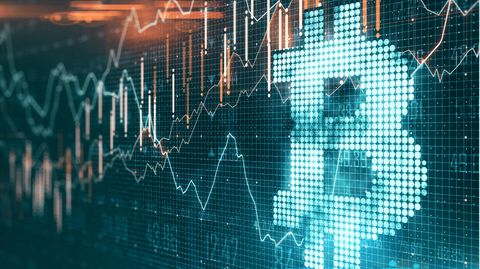 Das Bitcoin-Symbol wird auf einem Bildschirm angezeigt