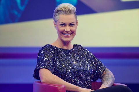 "Dieser zynische Unterton hat sich wie ein Schlag ins Gesicht angefühlt für viele Menschen, die im Gesundheitssystem arbeiten." Notärztin Carola Holzner, 38, hat eine Gegenkampagne zur Videoaktion der Schauspieler gestartet. Die leitende Oberärztin aus Essen ist als Medizin-Bloggerin  „Doc Caro“ bekannt. Unter dem Hashtag "Alle mal ne Schicht machen" hat sie die beteiligten Schauspieler dazu aufgerufen, im Krankenhaus mitzuarbeiten.