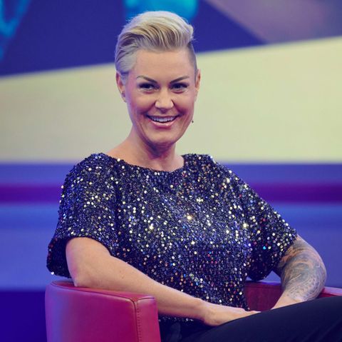 "Dieser zynische Unterton hat sich wie ein Schlag ins Gesicht angefühlt für viele Menschen, die im Gesundheitssystem arbeiten." Notärztin Carola Holzner, 38, hat eine Gegenkampagne zur Videoaktion der Schauspieler gestartet. Die leitende Oberärztin aus Essen ist als Medizin-Bloggerin  „Doc Caro“ bekannt. Unter dem Hashtag "Alle mal ne Schicht machen" hat sie die beteiligten Schauspieler dazu aufgerufen, im Krankenhaus mitzuarbeiten.