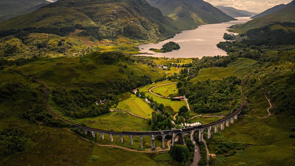 Im Film dampft der Jacobite Steam Train mit Harry Potter über das Glenfinnan-Viadukt und vorbei am Loch Shiel nach Hogwarts