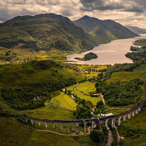 Im Film dampft der Jacobite Steam Train mit Harry Potter über das Glenfinnan-Viadukt und vorbei am Loch Shiel nach Hogwarts