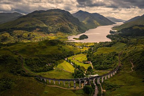 Im Film dampft der Jacobite Steam Train mit Harry Potter über das Glenfinnan-Viadukt und vorbei am Loch Shiel nach Hogwarts