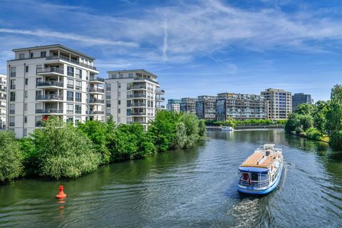 Neubauten am Spreeufer in Berlin-Charlottenburg