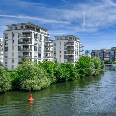 Neubauten am Spreeufer in Berlin-Charlottenburg
