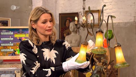 Bianca Berding untersucht im Bares für Rares Studio in Pulheim die Leuchte
