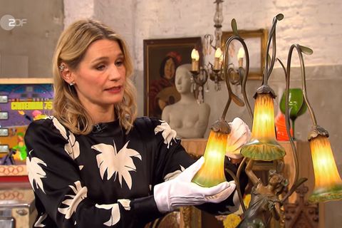 Bianca Berding untersucht im Bares für Rares Studio in Pulheim die Leuchte
