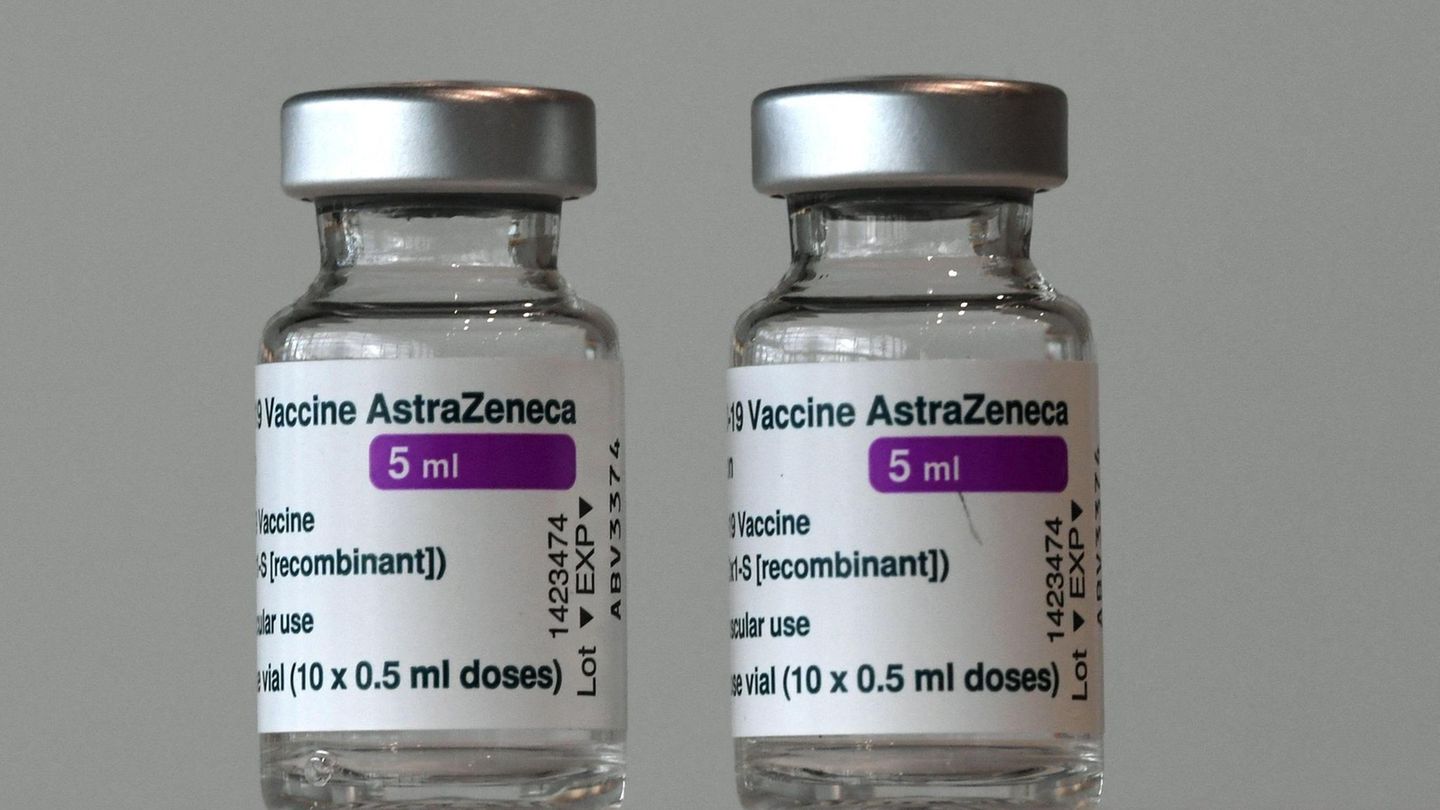 CORRECTION / Vials with the AstraZeneca COVID-19 vaccine against the novel coronavirus are pictured at the vaccination center in Nuremberg, southern Germany, on March 18, 2021. - Germany on March 15 halted the use of AstraZeneca's coronavirus vacci... AstraZeneca, Impfstoff mit Imageproblemen