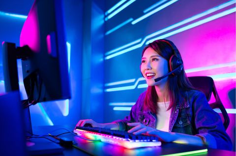 Capture Cards: Eine Streamerin schaut auf ihren Bildschirm.