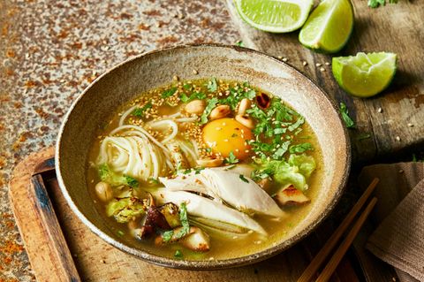 Ramen-Suppe mit Hähnchen