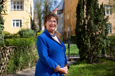 Brigitte Zypries, 67, im Vorgarten des Hauses in Berlin-Friedenau, wo sie wohnt