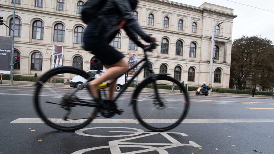Ein Radfahrer fährt auf dem Radweg am Bundesverkehrsministerium vorbei. Verkehrsminister Scheuer stellt heute den nationalen Radverkehrsplan vor. (Symbolbild)