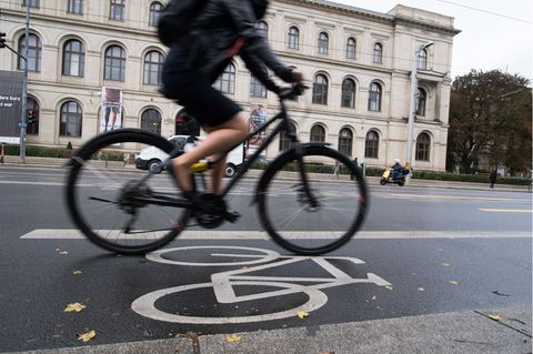 Ein Radfahrer fährt auf dem Radweg am Bundesverkehrsministerium vorbei. Verkehrsminister Scheuer stellt heute den nationalen Radverkehrsplan vor. (Symbolbild)