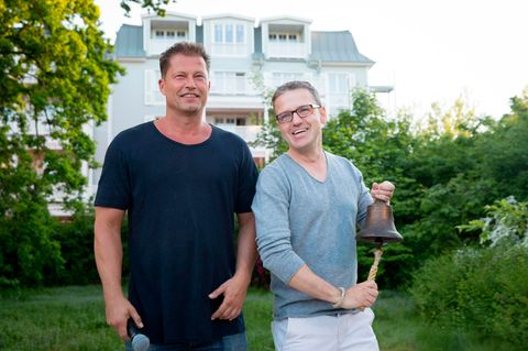 Til Schweiger (l) und Hotel-Betreiber Mirko Stemmler bei der Eröffnung vom "Barefoot"-Hotel