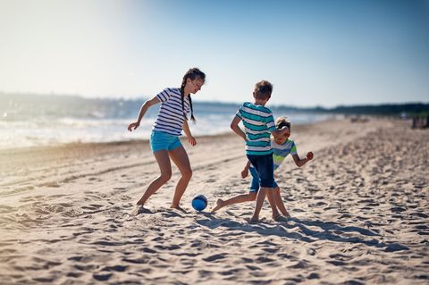 Strandspiele sind der ideale Zeitvertreib am Meer — ob mit Freunden oder Familie