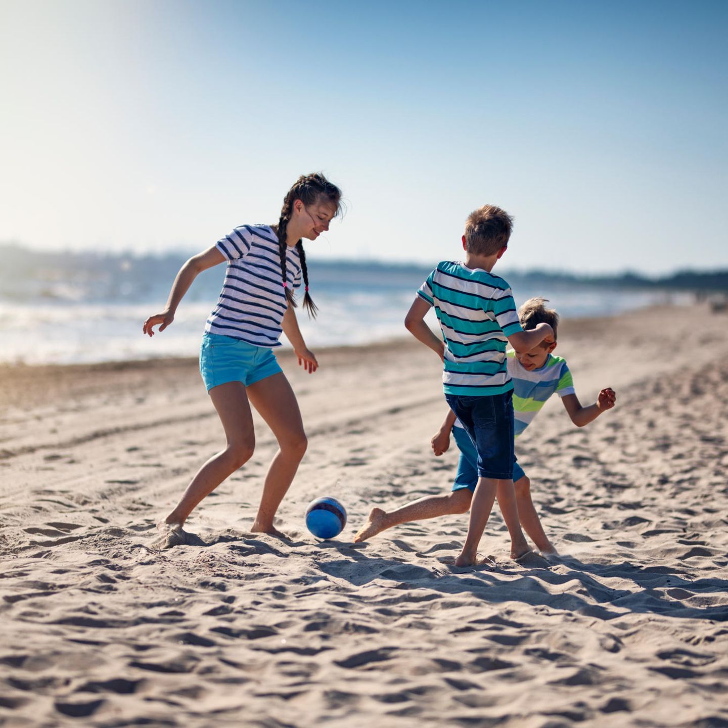 Strandspiele sind der ideale Zeitvertreib am Meer — ob mit Freunden oder Familie
